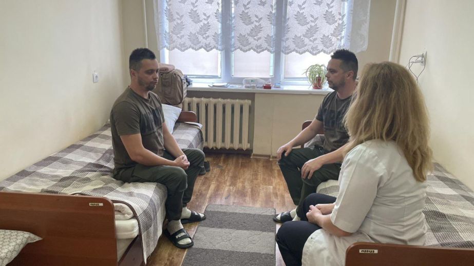 В больнице Днепра спасают пострадавших на фронте братьев-близнецов