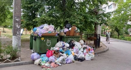 У Дніпрі на бульварі Слави двір потопає у смітті через автовласників
