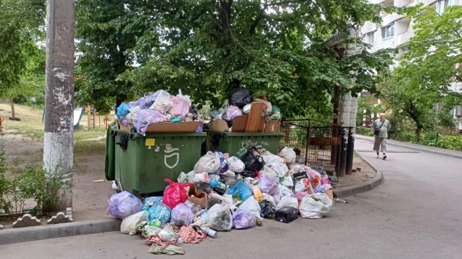 У Дніпрі на бульварі Слави двір потопає у смітті через автовласників