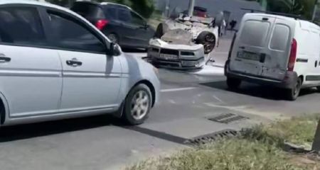 На одной из улиц Днепра автомобиль перевернулся на крышу (ВИДЕО)