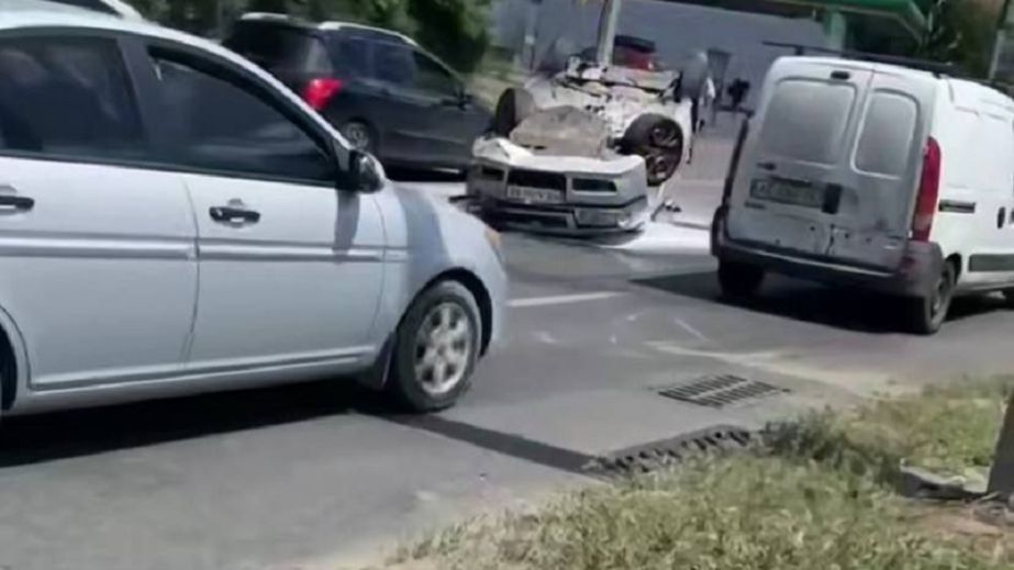 На одній з вулиць Дніпра автомобіль перекинувся на дах (ВІДЕО)