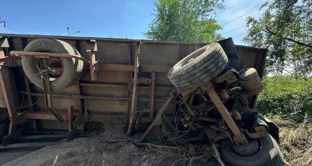 У Кривому Розі перекинулась вантажівка з продуктами (ФОТО, ВІДЕО)