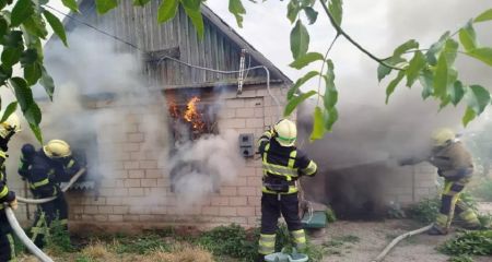 В Павлограде во время тушения пожара в доме обнаружили тело женщины (ФОТО)
