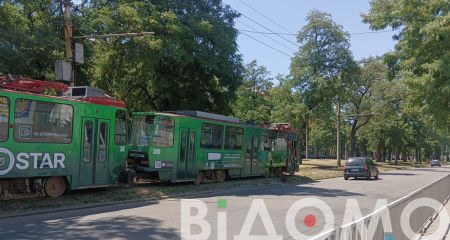 В Днепре на проспекте Леси Украинки сломался трамвай (ФОТО, ВИДЕО)