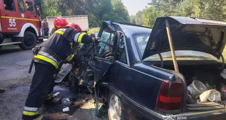 Водія деблокували рятувальники: у Синельниківському района авто після ДТП зім'яло майже вщент (ФОТО)