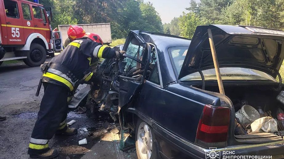 Водія деблокували рятувальники: у Синельниківському района авто після ДТП зім'яло майже вщент (ФОТО)