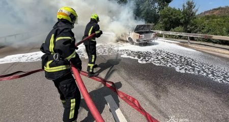 У Кривому Розі посеред дороги загорівся автомобіль (ФОТО)