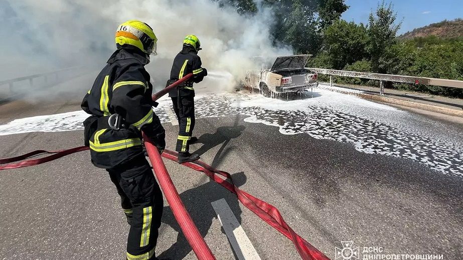 У Кривому Розі посеред дороги загорівся автомобіль (ФОТО)