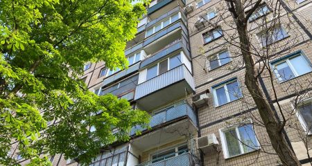У Кривому Розі чоловік вистрибнув з третього поверху через обшуки (ФОТО)