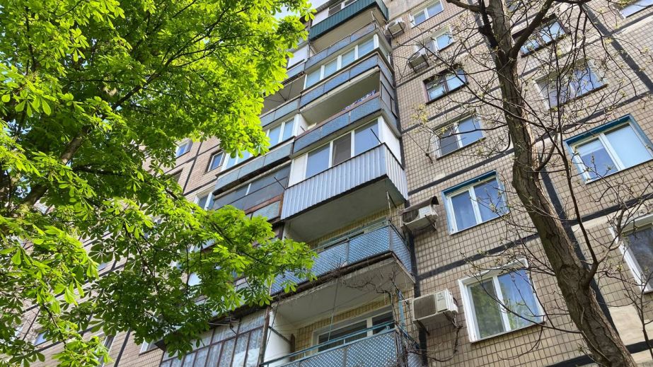 В Кривом Роге мужчина выпрыгнул с третьего этажа из-за обысков (ФОТО)