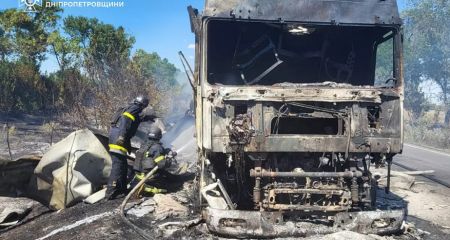 Як на Дніпропетровщині рятувальники гасили фуру на трасі (ФОТО)