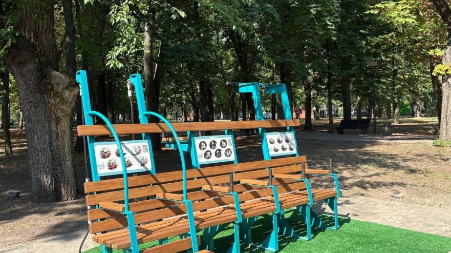Перша в Україні: в одному з парків Дніпра встановили унікальну лавку-тренажер (ФОТО)