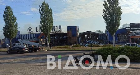 У Кам'янському ракетним ударом зруйнувало "Епіцентр" і вирувала пожежа (ФОТО, ВІДЕО)