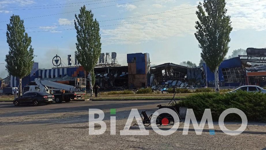 У Кам'янському ракетним ударом зруйнувало "Епіцентр" і вирувала пожежа (ФОТО, ВІДЕО)