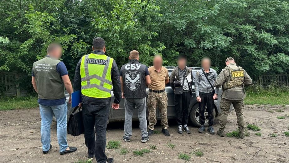 Ділок з Дніпропетровщини намагався підкупити прикордонника, щоб вивезти до Молодви двох чоловіків (ФОТО)