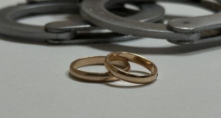 Житель Днепра пытался выехать в Польшу в сопровождении сразу двух жен