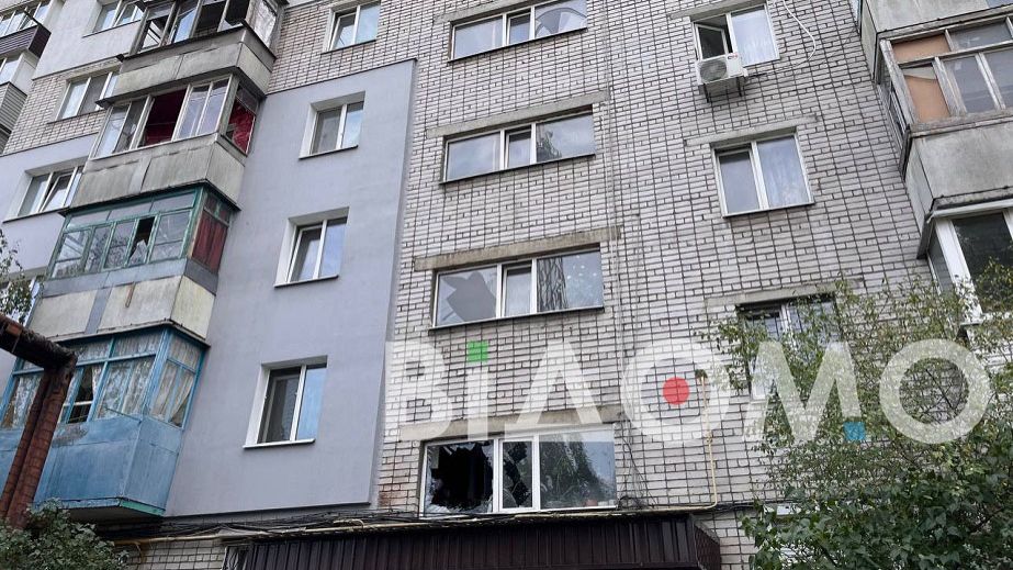 Выбитые окна и поврежденные авто: как выглядят дома после "шахедной" атаки на Днепр (ФОТО, ВИДЕО)