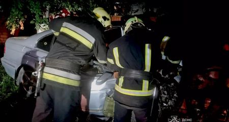 У Павлограді автомобіль врізався в дерево: з салону пасажира діставали рятувальники (ФОТО)
