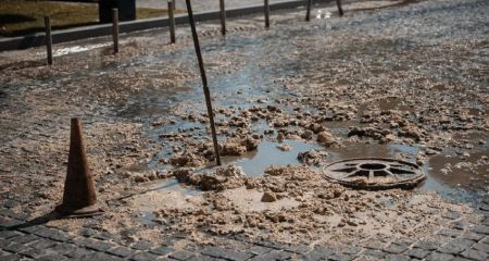 Вонь и жир на дороге: улицу в центре Днепра заливает нечистотами (ФОТО, ВИДЕО)