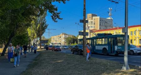 В Днепре на Запорожском шоссе из-за ДТП заблокировано движение троллейбусов (ФОТО, ВИДЕО)