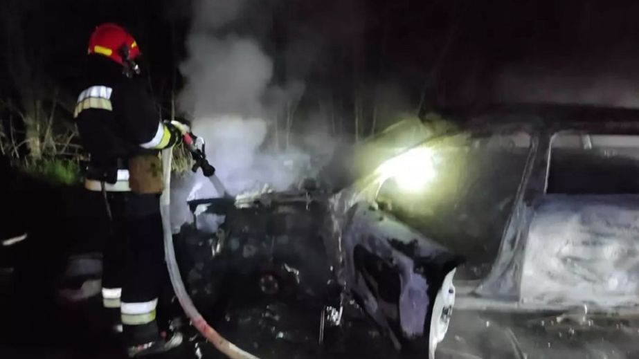 На Синельниківщині вночі вщент згорів автомобіль