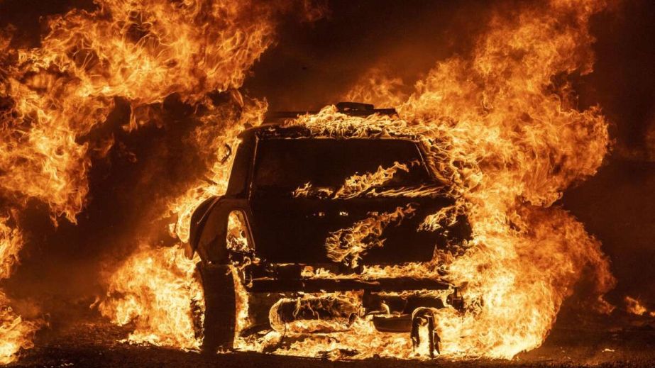 Вночі у Дніпрі на Пилипа Орлика вибухнув та загорівся автомобіль (ФОТО, ВІДЕО)
