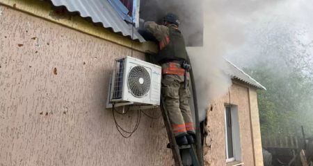 У Нікополі внаслідок влучання FPV-дрону загорівся будинок