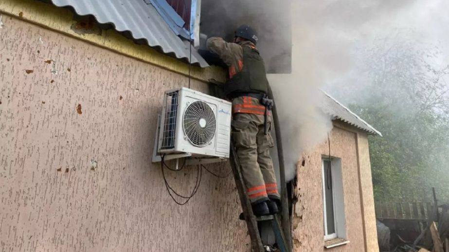 В Никополе в результате попадания FPV-дрона загорелся дом