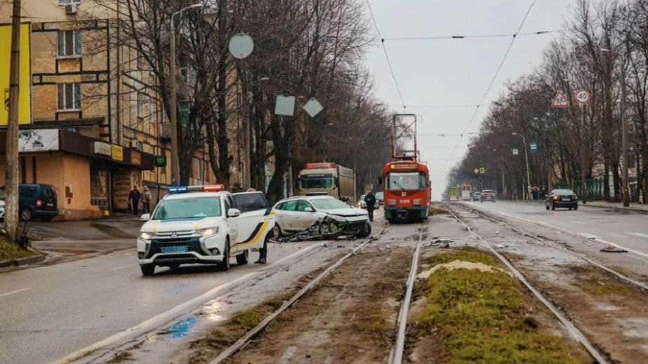 В Днепре на проспекте Мазепы произошла автокатастрофа: есть пострадавший (ФОТО, ВИДЕО)