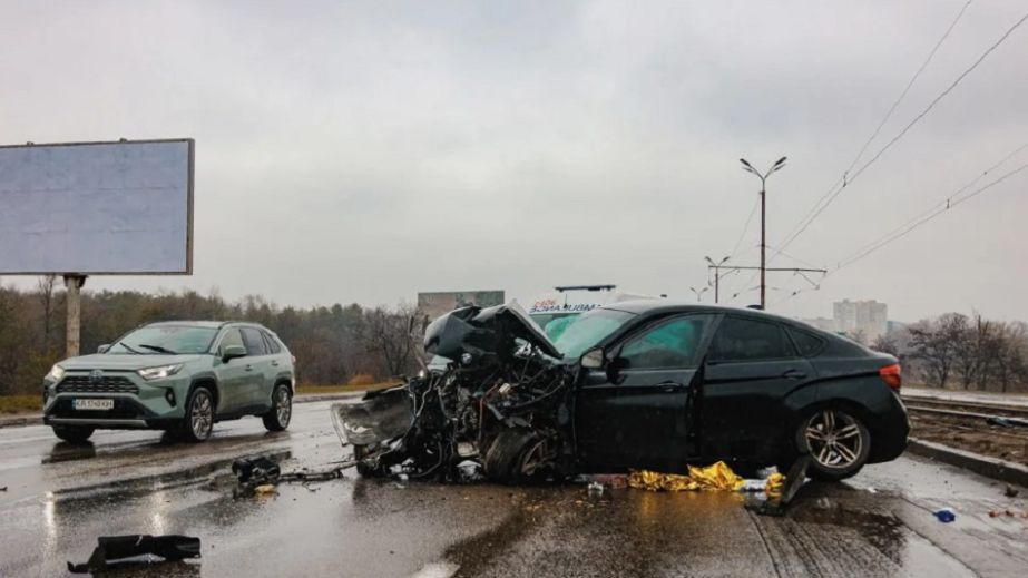 У Дніпрі на Кайдацькому мосту легковик зніс стовп (ВІДЕО)