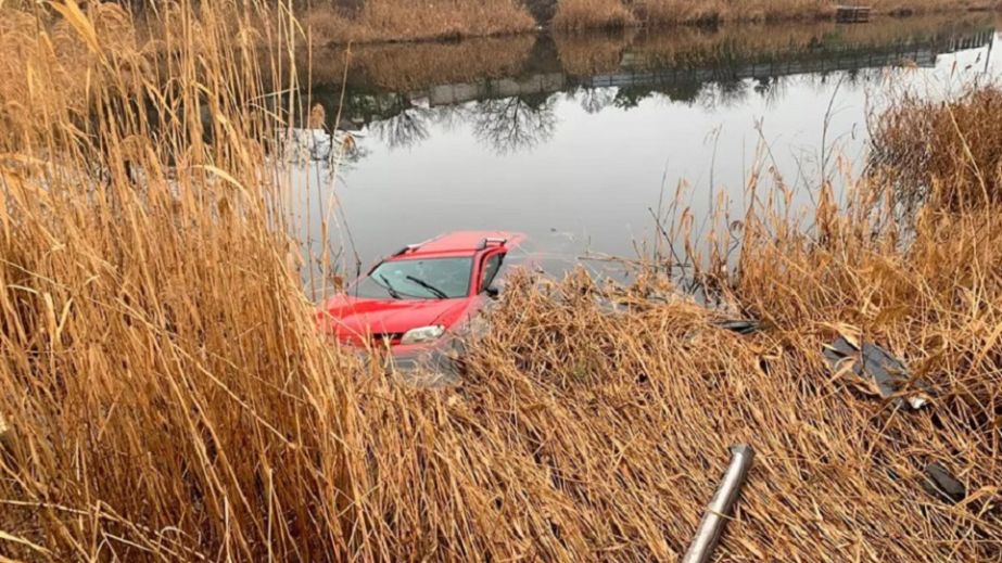 На Криворіжжі автівка потонула у річці: водій загинув (ФОТО)