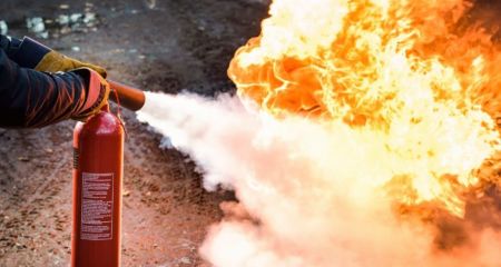 Ночной пожар на Солнечном в Днепре: во дворе многоэтажки загорелся микроавтобус (ФОТО)