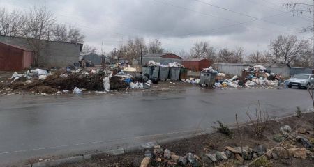 Мешканці одного з районів Дніпра скаржаться на смітник, що розростається (ФОТО, ВІДЕО)