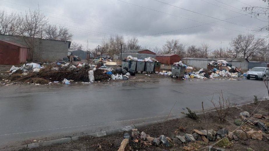 Мешканці одного з районів Дніпра скаржаться на смітник, що розростається (ФОТО, ВІДЕО)