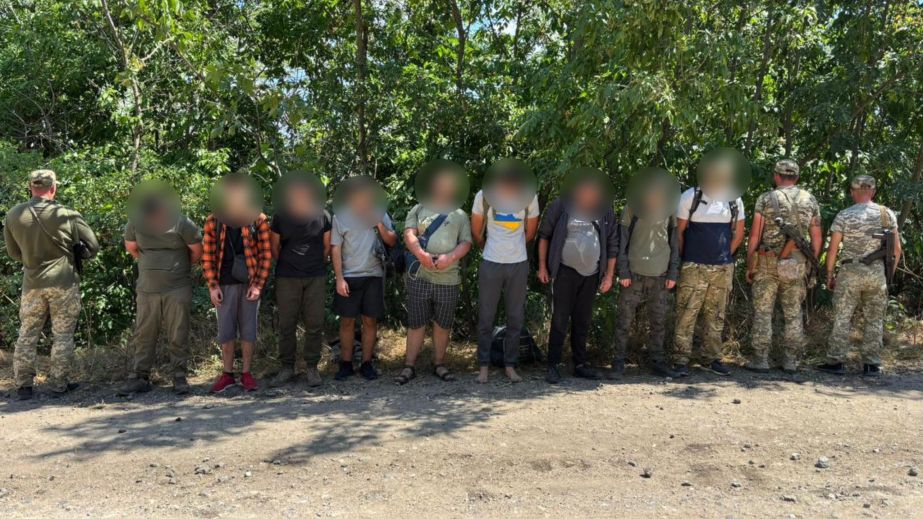 Йшли за кордон під палючим сонцем: на кордоні з Молдовою затримали "туристів" з Дніпропетровщини