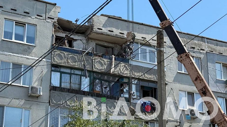 Поврежденная крыша и изуродованные балконы: как выглядят последствия "шахедной" атаки на Павлоград (ФОТО, ВИДЕО)