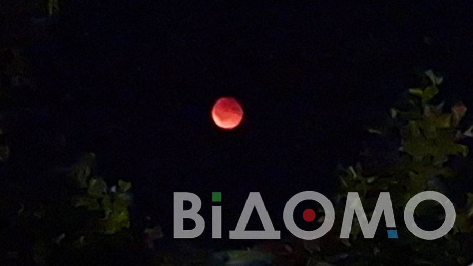 Жители Днепра наблюдали "Кровавую Луну" над городом: что известно о редком явлении (ФОТО, ВИДЕО)