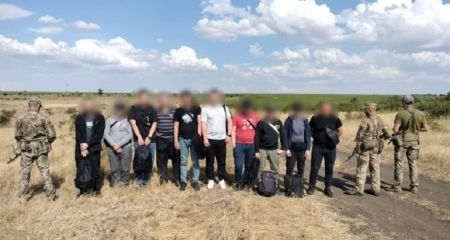 Пограничники с помощью дрона обнаружили "туристов" из Днепропетровщины, которые пешком шли в Молдову (ВИДЕО)
