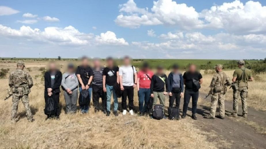 Прикордонники за допомогою дрону виявили "туристів" з Дніпропетровщини, які пішки йшли до Молдови (ВІДЕО)