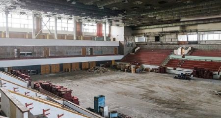 Тусуются подростки: в Днепре в ледовом дворце "Метеор" снова произошел пожар (ВИДЕО)
