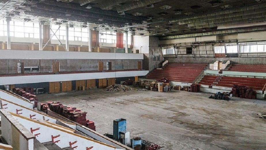 Тусуются подростки: в Днепре в ледовом дворце "Метеор" снова произошел пожар (ВИДЕО)