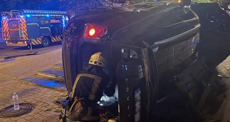 В результате ДТП на проспекте Поля в Днепре с перевернутым автомобилем на обочине пострадали подростки (ФОТО)