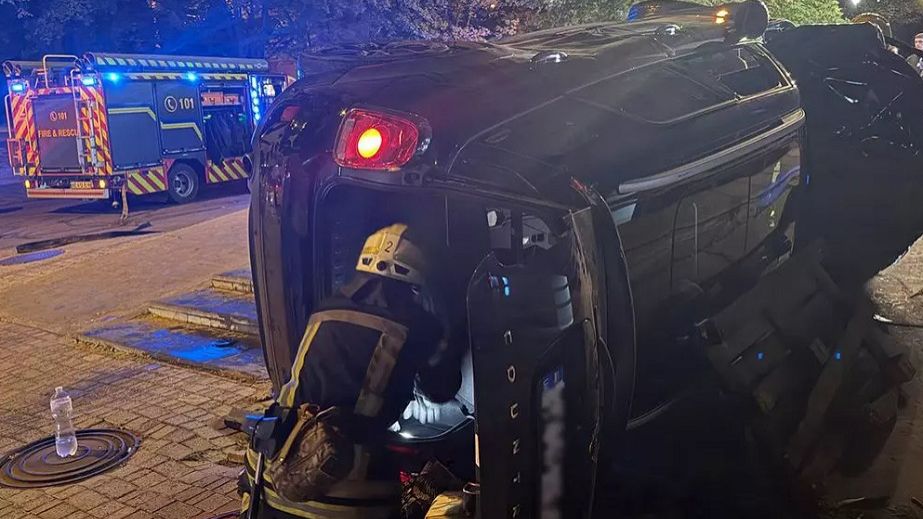 Внаслідок ДТП на проспекті Поля у Дніпрі з перекинутою автівкою на узбіччі постраждали підлітки (ФОТО)