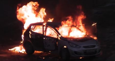 У місті на Дніпропетровщині посеред вулиці вибухнув автомобіль (ВІДЕО)