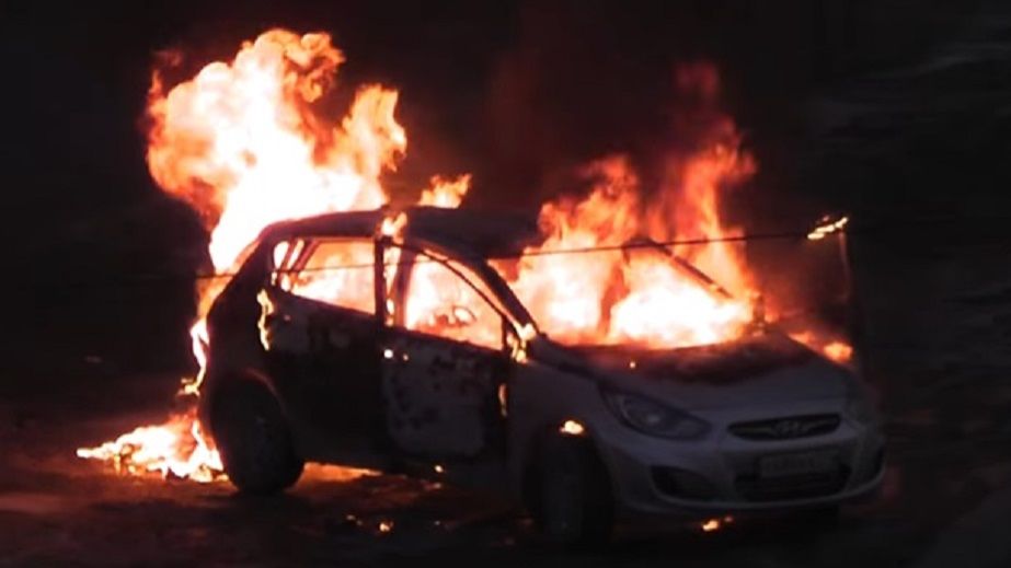 У місті на Дніпропетровщині посеред вулиці вибухнув автомобіль (ВІДЕО)