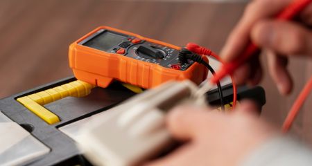 В Кривом Роге из кранов течет вода под напряжением при отсутствии света (ВИДЕО)