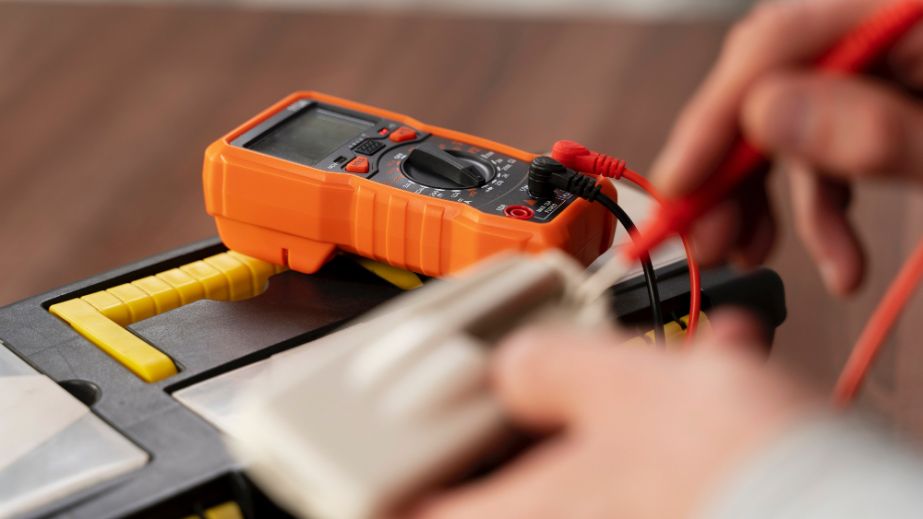 У Кривому Розі з кранів тече вода під напругою за відсутності світла (ВІДЕО)