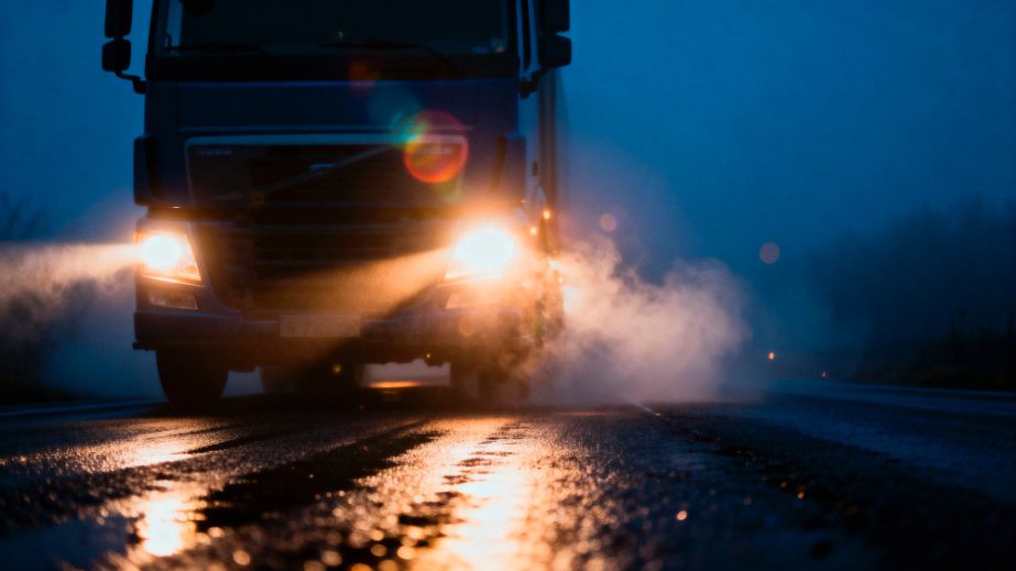 У Кривому Розі після вибуху фура вигоріла вщент (ФОТО, ВІДЕО)