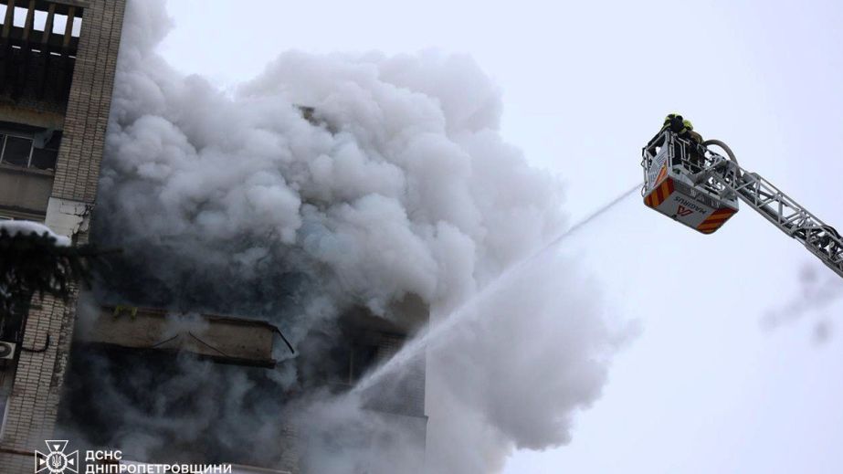 "Если бы я была на кухне, меня бы уже не было": жительница дома в Днепре, в который попал шахед (ВИДЕО)