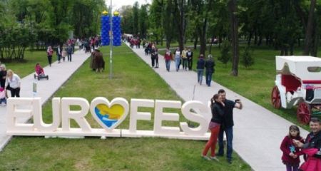 Двухметровые крылья: в Кривом Роге за бюджетные средства установят новые фотозоны (ФОТО)